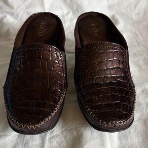 Rialto Women’s Brown Crocodile Pattern  slip ons. Size 7. Cushioned